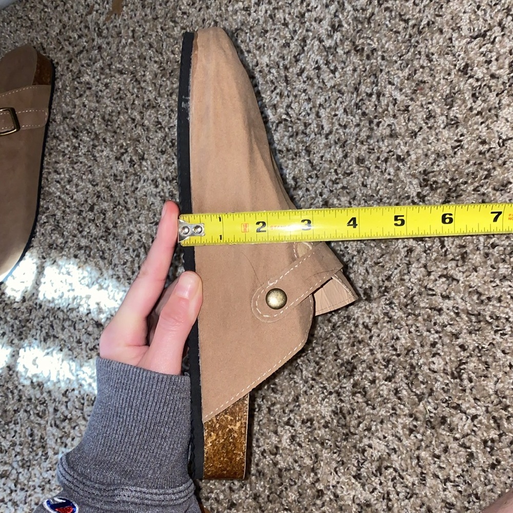 🪿Trendy slip-on tan sandal with adjustable buckle on top! - Picture 12 of 12